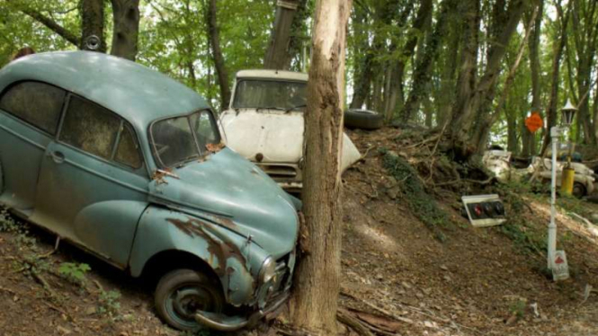 Mobil vintage dibiarkan membusuk