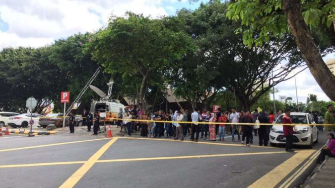 Sejumlah orang berkumpul di luar gedung Bursa Malaysia yang baru diancam bom.