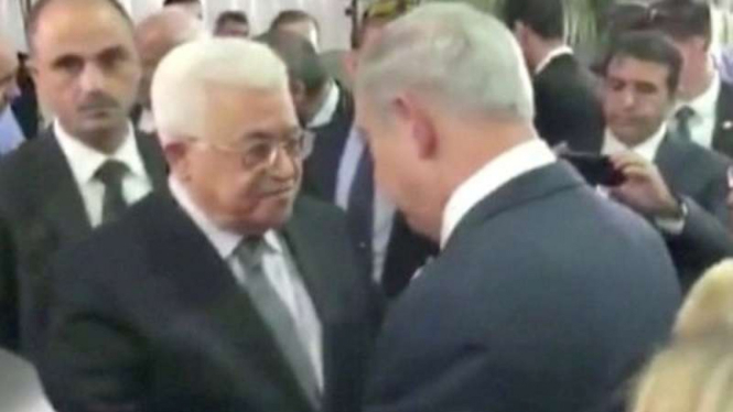 Presiden Palestina Mahmoud Abbas bersalaman dengan PM Israel  Benjamin Netanyahu saat pemakaman mantan PM Israel Simon Peres.