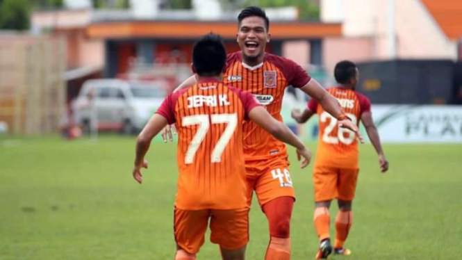 Para pemain Pusamania Borneo FC merayakan gol