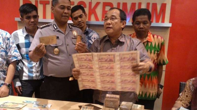 Ilustrasi/Polisi menunjukkan sejumlah barang bukti yang diduga menjadi alat penipuan yang dilakukan Dimas Kanjeng Taat Pribadi kepada para korbannya.