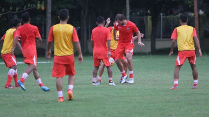 Para pemain Persija Jakarta berlatih.