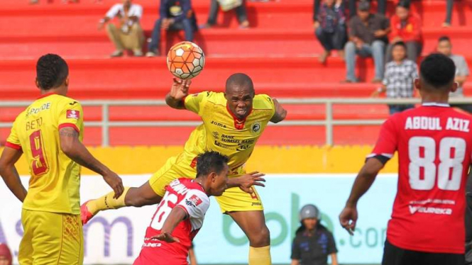 Pemain Persiba Balikpapan, Hermawan dan Abdul Aziz (merah)