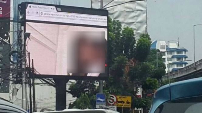 Papan iklan menayangkan video porno di kawasan Jakarta Selatan baru-baru ini.