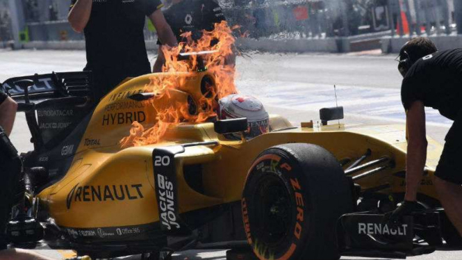 Mobil Renault Kevin Magnussen terbakar dalam FP3 GP Malaysia