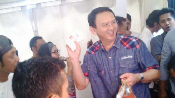 Gubernur DKI Jakarta Basuki T Purnama belanja souvenir  Teman Ahok.