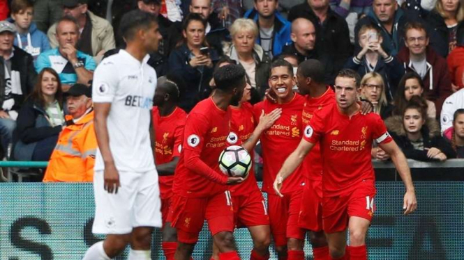 Pemain Liverpool rayakan gol Roberto Firmino ke gawang Swansea City