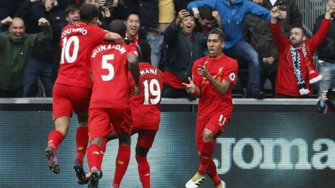 Para pemain Liverpool merayakan gol Roberto Firmino (paling kanan)