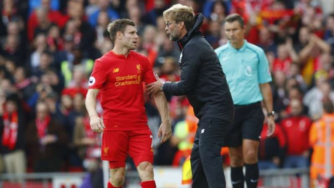 James Milner (kiri) dan manajer Juergen Klopp.