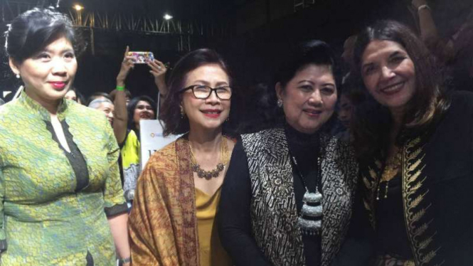 Mantan Ibu Negara Ani Yudhoyono (baju hitam) dalam acara Batik Fashion Week 2016