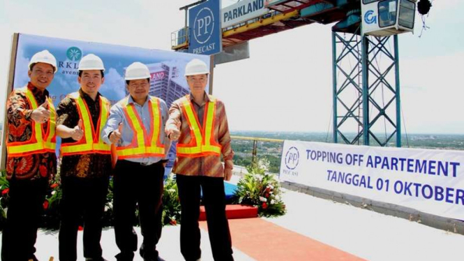 Topping Off Apartemen Tower Parkland.