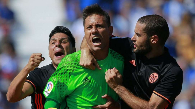 Kiper Valencia (tengah), Diego Alves