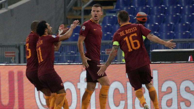 Para pemain AS Roma merayakan gol Edin Dzeko (kedua dari kanan)