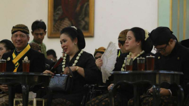 Puan Maharani dan Titiek Soeharto saat prosesi kirab malam 1 Suro