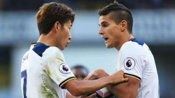 Pemain Tottenham Hotspur, Heung-Min Son dan Erik Lamela, berebut penalti.