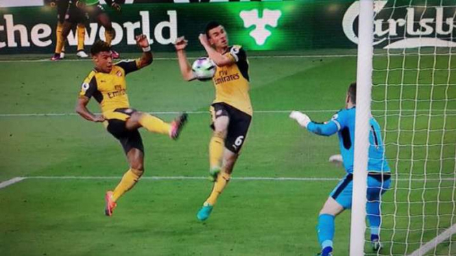 Gol kontroversial Laurent Koscielny