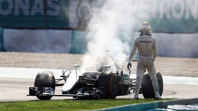 Mobil Mercedes milik Lewis Hamilton rusak di sirkuit Sepang.