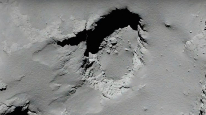 Lubang Deir el Medine di permukaan komet 67P