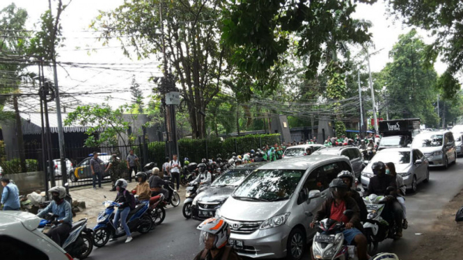 Lalu lintas di Kemang, Jakarta Selatan.