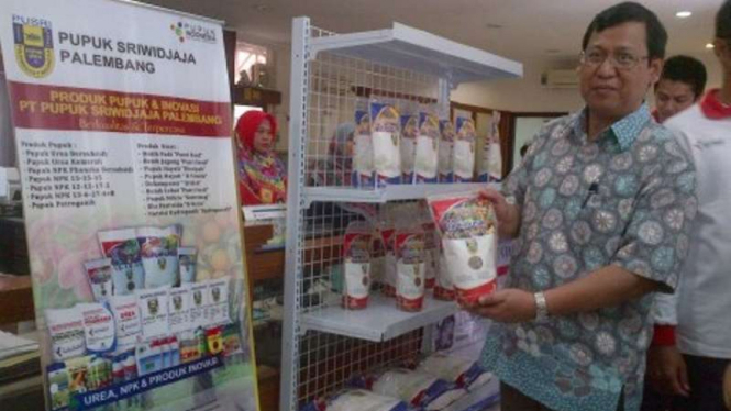 Direktur Utama PT Pupuk Sriwidjaja Palembang Mulyono Prawiro membuka Pusri Mart 