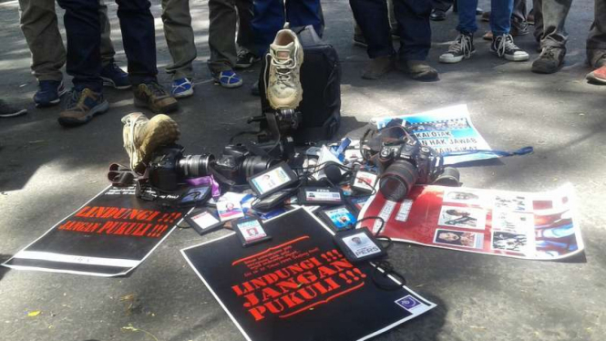 Aksi protes puluhan Jurnalis Kabupaten Malang atas kekerasan yang dilakukan anggota TNI Madiun terhadap seorang jurnalis, Senin (3/10/2016)