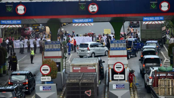 Sejumlah orang melakukan unjuk rasa dengan memblokir jalan di pintu keluar Tol Refomasi, Tallo, Makassar, Sulawesi Selatan, Senin (3/10/2016).