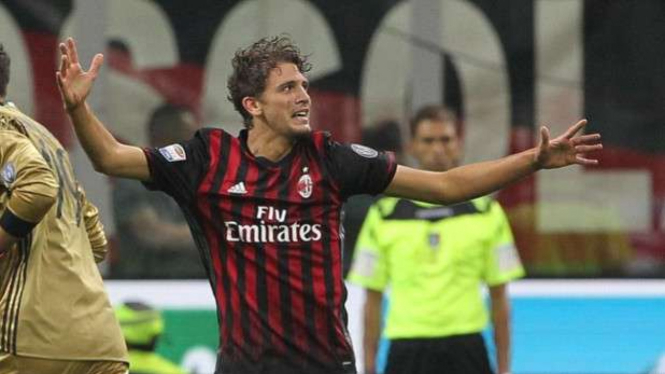 Pemain AC Milan, Manuel Locatelli, usai cetak gol