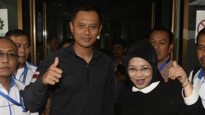 Pasangan calon gubernur DKI Jakarta Agus Harimurti Yudhoyono (kedua kiri) dan calon wakil gubernur Sylviana (kanan) mengacungkan jempol saat akan menjalani tes bebas narkoba di kantor Badan Narkotika Nasional, Jakarta, Minggu (25/9). 