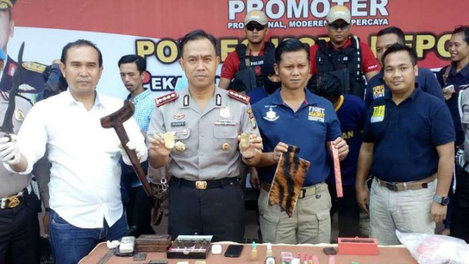 Kapolresta Depok Komisaris Besar Harry Kurniawan menunjukkan barang bukti pembunuhan dua pria di Depok.