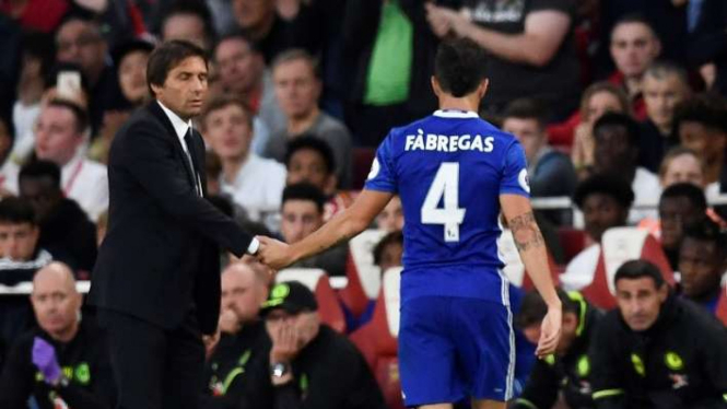 Pemain Chelsea, Cesc Fabregas, dengan manajer, Antonio Conte