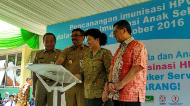 Pencanangan imunisasi HPV bagi siswi SD di Jakarta, Selasa, 4 Oktober 2016.