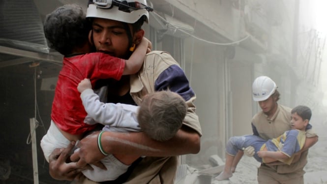 Situasi usai serangan udara di Aleppo, Suriah, 2 Juni 2014.
