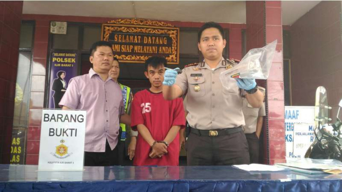 Dalang pelaku perampokan di Alfamart Kota Palembang saat diumumkan kepolisian bersama barang bukti, Selasa (4/10/2016)