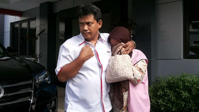 Tersangka Ummi Chasanah (kanan), mantan Bendahara Badan Perencanaan Pembangunan Kota (Bappeko) Surabaya, saat ditahan di kantor Kejari Surabaya pada Selasa, 4 Oktober 2016.