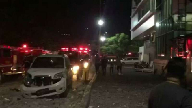 ejumlah mobil rusak setelah tertimbap reruntuhan bangunan akibat ledakan di Rumah Sakit Siloam Makassar pada Selasa malam, 5 Oktober 2016.