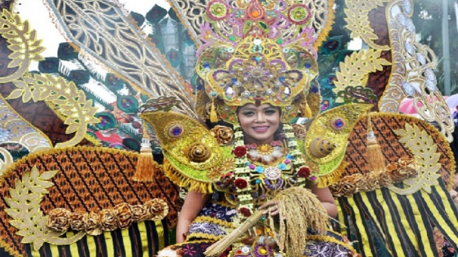 Peserta Blora Fashion Carnival 2016 beraksi dengan kostum anggun dan wajah manis