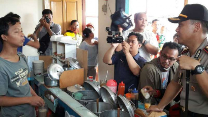 Kepala Polresta Depok, Komisaris Besar Polisi Harry Kurniawan (kanan), menanyai pedagang kopi untuk penyelidikan kasus pembunuhan dengan kopi yang mengandung sianida Rabu, 5 Oktober 2016.