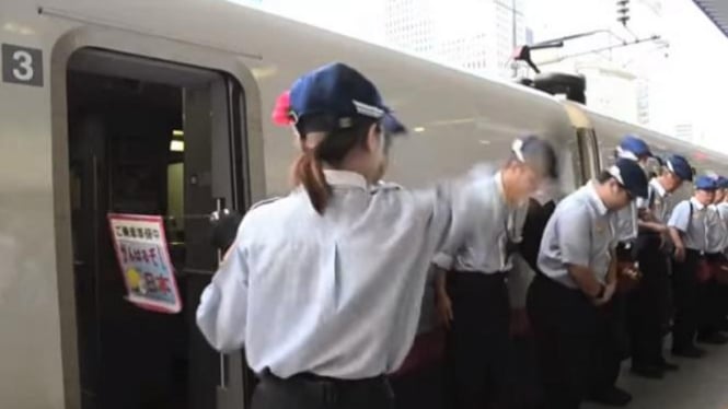 Petugas kebersihan di kereta cepat Shinkansen.