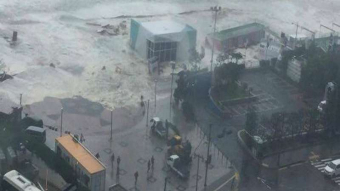 Gelombang tinggi menerjang Busan, Korea Selatan, Rabu, 5 Oktober 2016.