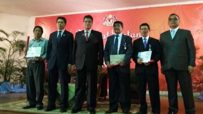 Staf RI mendapat penghargaan dari Dubes Malaysia.