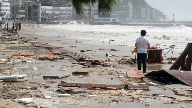 Kondisi pasca tsunami menerjang Busan, Korea Selatan akibat Topan Chaba