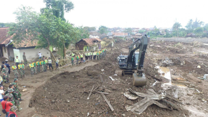 Proses rehabilitasi wilayah Garut pasca diterjang banjir bandang yang menewaskan 35 orang dan membuat 19 orang warga tidak ditemukan.