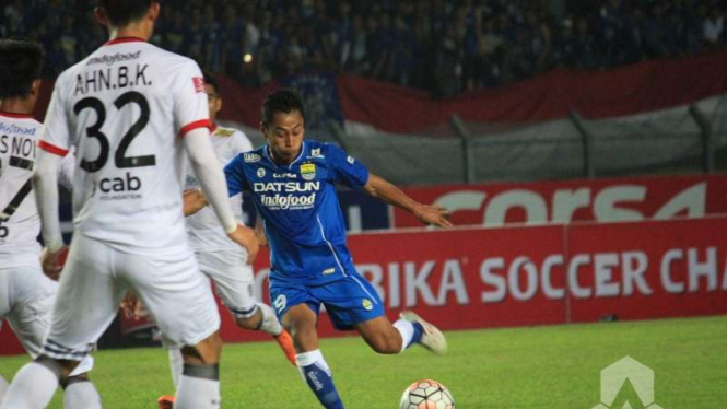 Penyerang Persib Bandung, Samsul Arif (kostum biru)