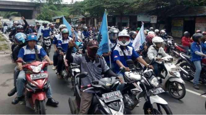 Buruh KSPSI gelar unjuk rasa konvoi kendaraan di Jalan Raya Serang