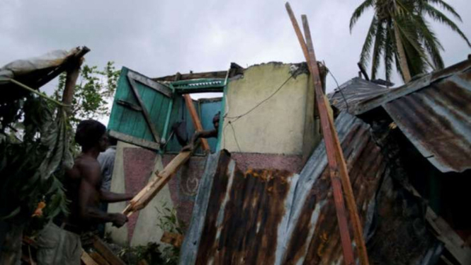 Seorang warga yang rumahnya rusak karena terjangan Matthew di Les Cayes, Haiti, 