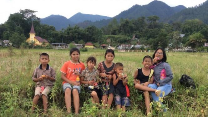 Bersama adik-adik yang lucu dan imut di kampung kelahiranku