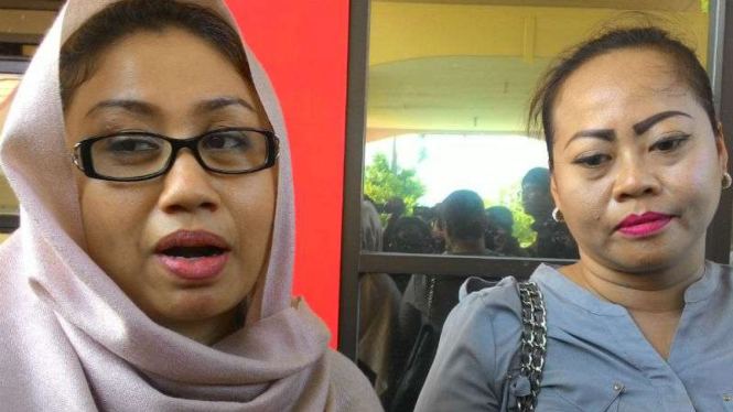 Neshawaty Arsyad dan rekannya, tim kuasa hukum Dimas Kanjeng, di Markas Polda Jatim, Surabaya, pada Kamis, 6 Oktober 2016.
