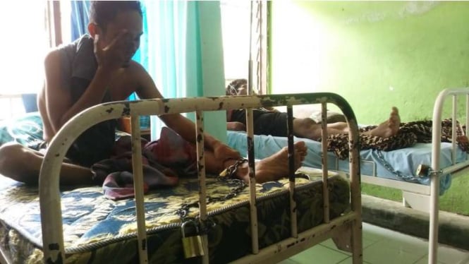 Kondisi para narapidana di Lhokseumawe Aceh yang sedang dirantai saat dirawat di RS PMI, Kamis (6/10/2016). Petugas khawatir para napi melarikan diri, karena itu harus dirantai di atas kasur.