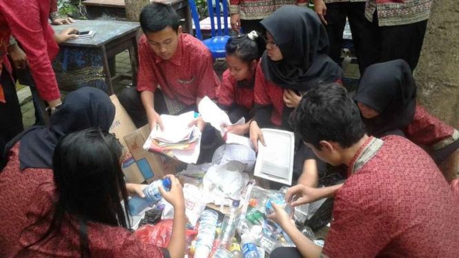 Pelajar di SMKN 6 Kota Malang saat mengumpulkan sampah yang hendak ditabung di Bank Sampah, Kamis (6/10/2016)