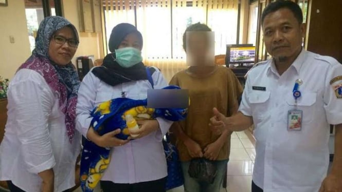 Bayi dan ibu yang melahirkan di musala usai diselamatkan.